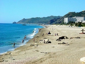 Mojácar limpia su costa y sus aguas durante este fin de semana