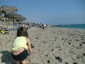 14.000 colillas recogidas de la playa de Mojácar en una jornada de limpieza