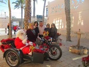 Papá Noel en sidecar, solidaridad y muestras de Navidad en el Levante