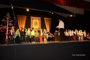 La Gala de Navidad de la Escuela de Música reúne a una multitud de personas en la Nave Polivalente