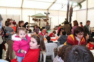 Los niñ@s de Pulpí, toman la céntrica Glorieta de Pulpí, para convertirla en aula permanente de los “Talleres de Manualidades” durante las Navidades
