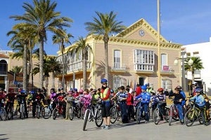 ‘Bicicletas por la paz’ fue el programa educativo que tomaba Carboneras ayer como preludio del Día Mundial de la Paz que se celebra hoy