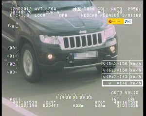 La Dirección General de Tráfico pone en funcionamiento el radar Pegasus para controlar la velocidad desde uno de sus helicópteros