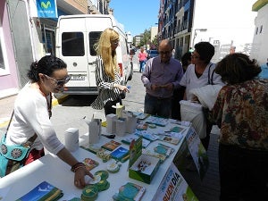 Intercambio de cigarros por bolígrafos para celebrar el Día Mundial sin Tabaco en Huércal-Overa