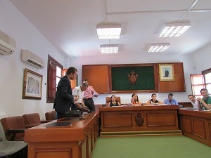 Expulsión de Simpson del pleno de Mojácar, abandono de la oposición y aprobación de un norma de ruidos que dice la alcaldesa que regula comportamientos