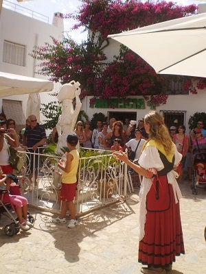 Diputación enseña Mojácar a jóvenes de Laroya gracias a su Programa de Movilidad