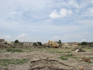 Una máquina derriba el muro que pone en peligro a la barriada cuevana de La Muleria