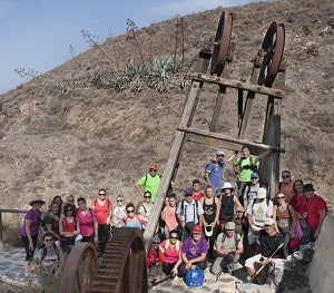 35 senderistas disfrutan del Sendero de Los Lobos en Cuevas gracias a Diputación
