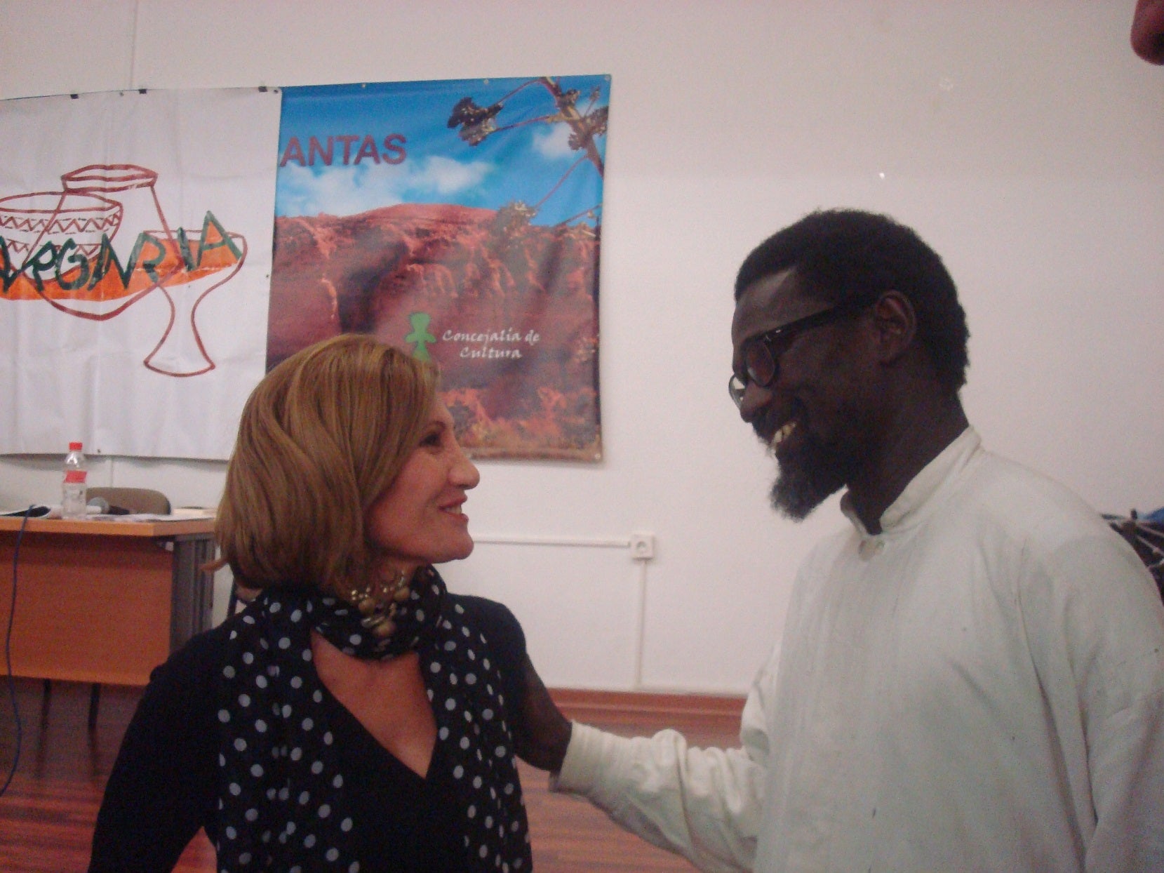 Ismael Diadié, guardián de un importante legado de la Humanidad, con 'Amigos' en Antas