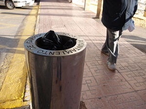 El Ayuntamiento de Garrucha, obligado a pagar las papeleras 'compradas' en 2006 a 900 euros la unidad