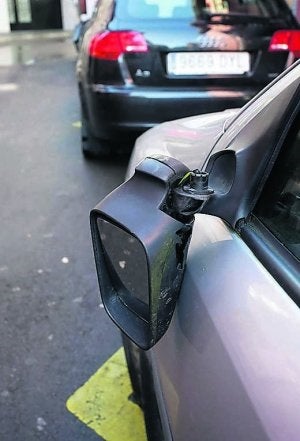 El alcalde rompe el retrovisor del cura en su marcha atrás