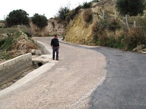 Mojácar arregla sus caminos rurales y acomete la ampliación de su cementerio