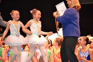 Niñas del Levante 'elevan' la danza