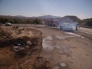 Los bomberos del Levante evitan un incendio forestal en Sorbas