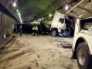 Vuelca un camión en el túnel de Lorca y provoca largas retenciones