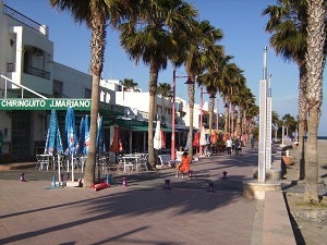 Carboneras baja el IBI y hace descuentos a los establecimientos hosteleros que abran todo el año