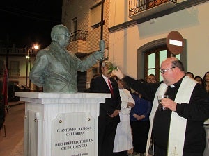 La escultura de Antonio Carmona ‘brinda’ en Vera desde la plaza que lleva su nombre