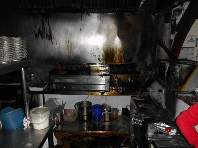 Bomberos del Levante extinguen un 'escandoloso' incendio en un restaurante carbonero