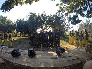 30 jóvenes veratenses disfrutan de una jornada de convivencia con el ‘paintball’