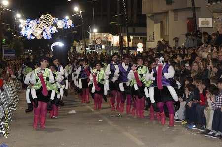 Cuevas clausura su carnaval con un espectacular desfile de comparsas