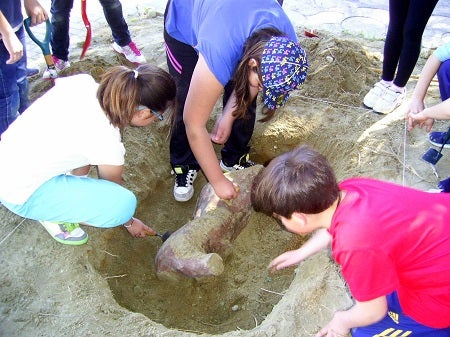 Escolares de Vera ‘descubren’ una réplica de una ‘escultura romana’ en su localidad