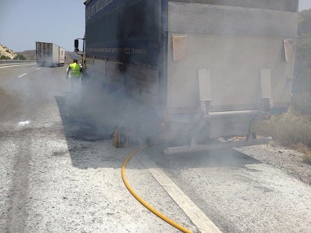 Bomberos del Levante intervienen en el fuego causado por un camión en el Puente del Tesoro