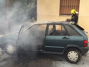 Bomberos del Levante intervienen en el incendio de un coche en Palomares