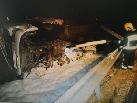 Bomberos del Levante intervienen en el vuelco de un camión en la A7