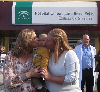 Una abuela de Carboneras dona parte de su hígado a su nieto en una operación pionera en España