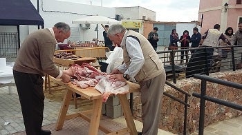La ‘matanza tradicional’ congrega a vecinos y visitantes en el pueblo turrero