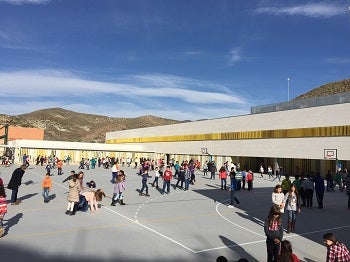 Los niños carboneros estrenan el nuevo colegio Simón Fuentes