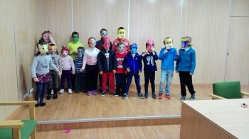 Los niños de Cuevas aprenden a elaborar máscaras, cascarones y piñatas
