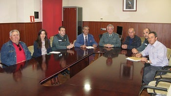 La Guardia Civil de Almería se reúne con A. V. I. A. L., Asociación que lucha Contra los Sistemas Antilluvia