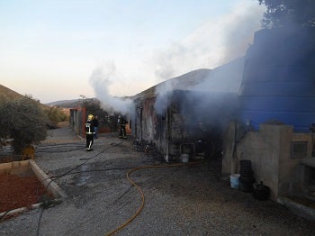 Bomberos del Levante sofocan un incendio en Lubrín