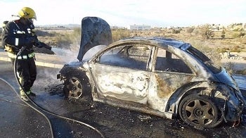 Arde un coche en una vía de servicio entre Vera y Garrucha