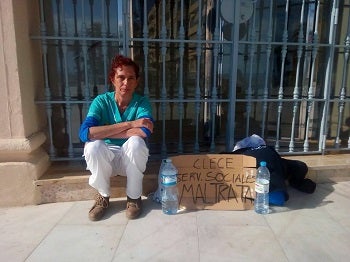 Tras pasar la noche en las puertas del Ayuntamiento consigue un compromiso