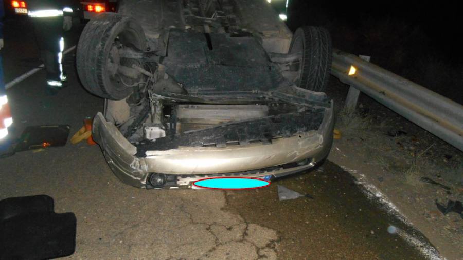 Bomberos del Levante rescatan al conductor de un coche accidentado en Villaricos