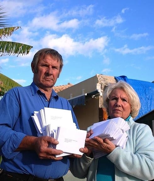 Los Prior, exhibiendo todos los papeles de su casa.