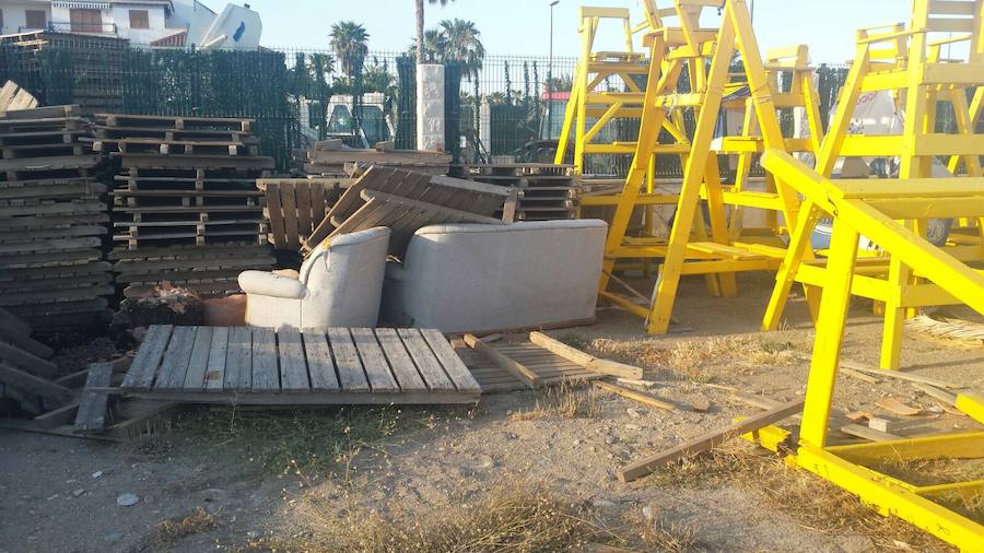 Veraplayazul advierte del "peligro" de un "almacén vertedero" municipal junto a la playa