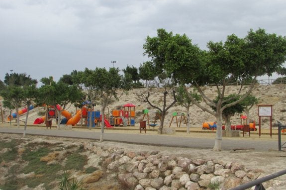 Parque La Rambla de Vera y, encima del mismo, la zona de aparcamientos, lugares públicos que podrían no serlo. 