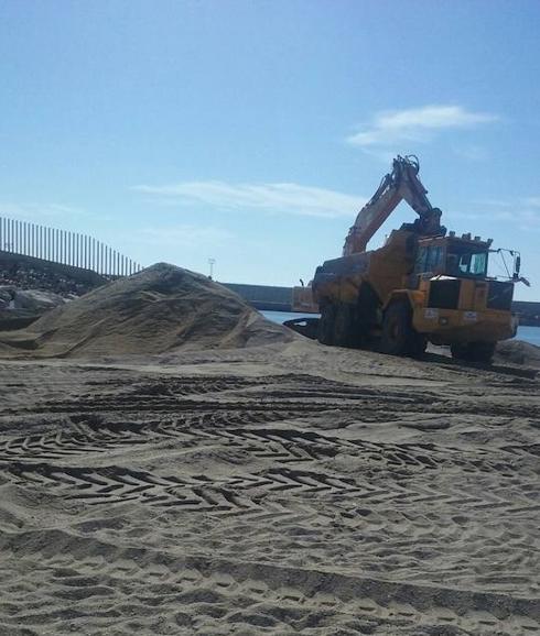 Garrucha trasvasa arena sobrante del Pósito a Escobetas para poner a punto sus playas