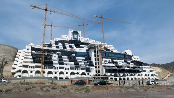 La promotora intenta impedir a la Junta entrar al hotel de El Algarrobico