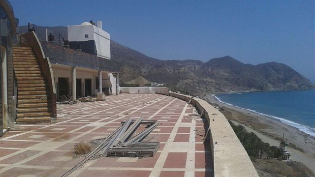 La Junta concluye con "normalidad" la visita técnica al hotel del Algarrobico