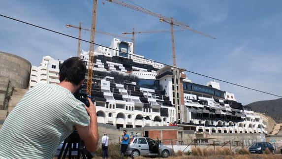 Un cámara de televisión graba la fachada del hotel de Carboneras. 