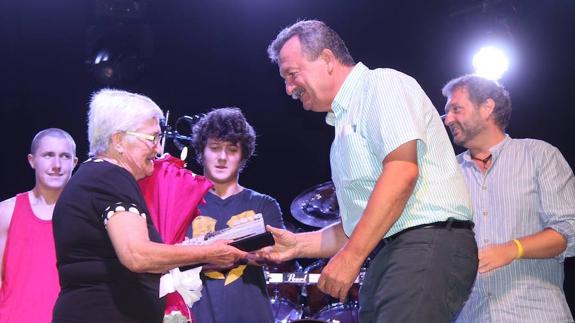 San Juan de los Terreros vive un emotivo pregón a cargo de Josefa López, del Mesón Pepa