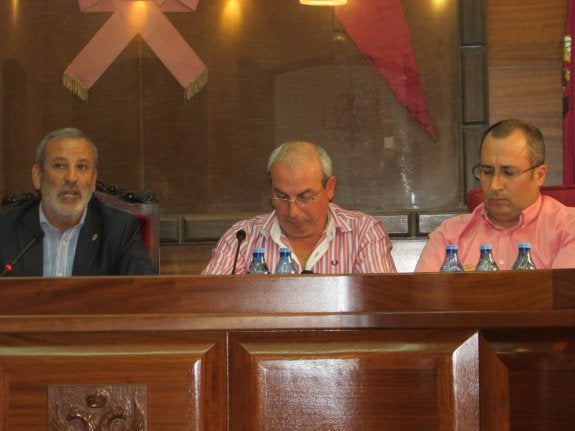 El interventor municipal, a la derecha, gesticula mientras habla el alcalde, a la izquierda.