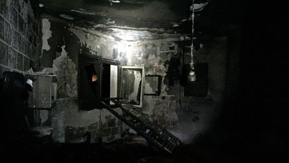 El viento tira una torre de alta tensión en Mojácar y provoca un incendio