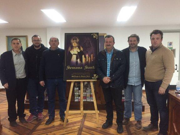 El alcalde y presidentes de las hermandades.