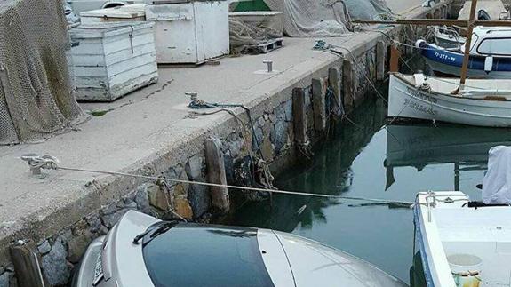 Otro coche al agua en el Puerto de Garrucha