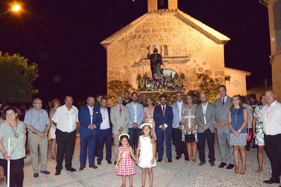 Los vecinos del barrio Alto de Loja despidieron ayer sus fiestas patronales con la procesión de San Roque, que recorrió las calles 'teoleteras' para cerrar varios días de celebraciones.